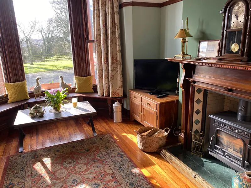 img-room-library